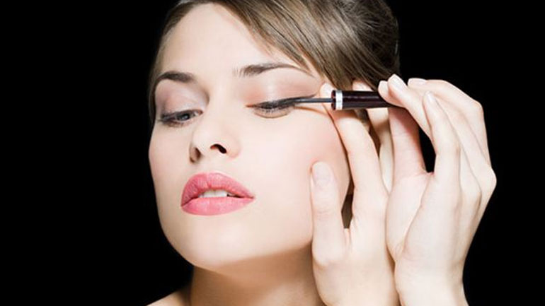 Το μυστικό για να βάλεις eyeliner σε χρόνο ντε-τε!
