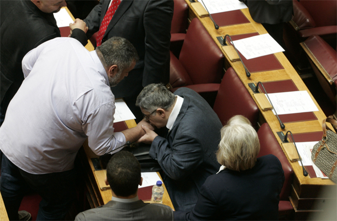 Το χειροφίλημα Μιχαλολιάκου στον Κουκούτση