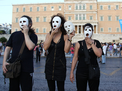 Πιστοί στο ραντεβού τους οι «Αγανακτισμένοι» στην πλατεία Συντάγματος