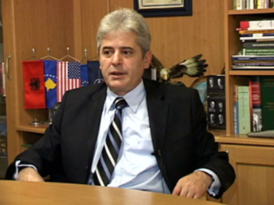 Διά νόμου θα επιτρέπεται η χρήση του αλβανικού εθνοσήμου στα Σκόπια