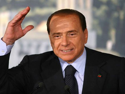 Με την πλάτη στον τοίχο βρίσκεται ο Silvio Berlusconi