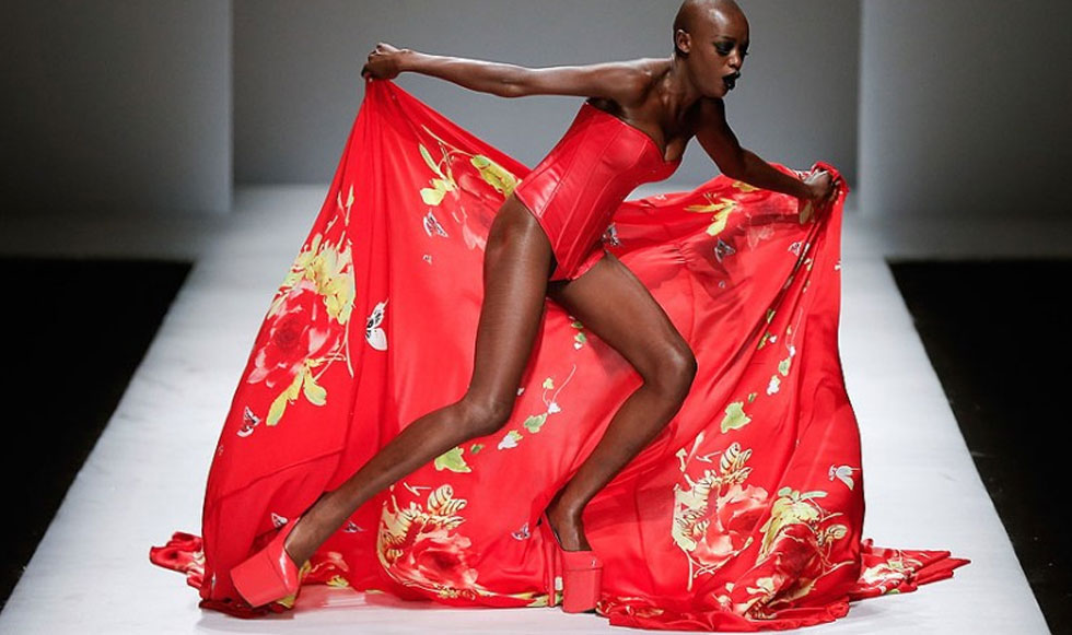 Ακροβατώντας στην πασαρέλα