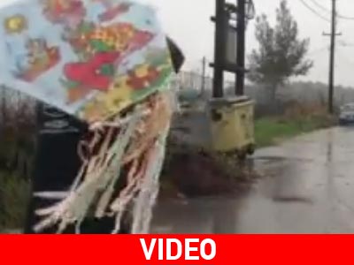 Έτσι πέταξε τον χαρταετό με βροχή!