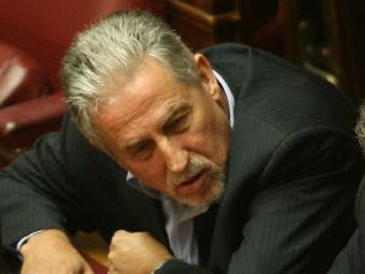 Γύρω-γύρω η ΔΑΚΕ, στη μέση ο… Μανώλης