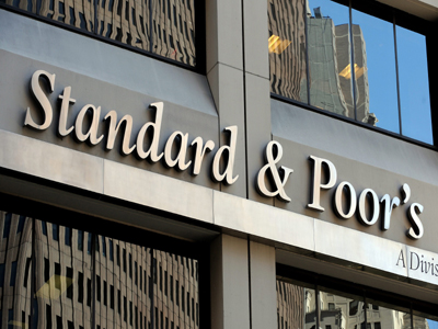 Απειλεί με υποβάθμιση του ευρωομολόγου η Standard & Poor’s