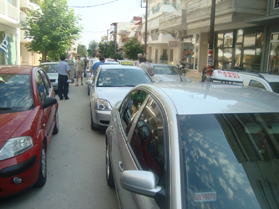 Απέκλεισαν δημόσια κτήρια οι οδηγοί ταξί στη Σάμο