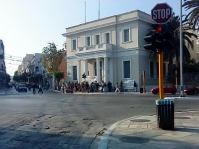 Χανιά: Έξω από την ΤτΕ οι «Αγανακτισμένοι»