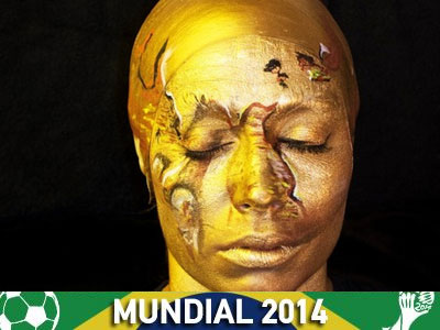 Η γυναίκα που ντύθηκε… τρόπαιο!