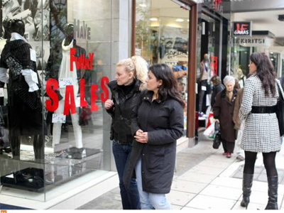 Την Πέμπτη ξεκινά το εορταστικό ωράριο