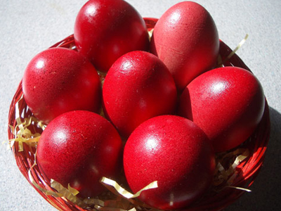 Γιατί βάφουμε κόκκινα αβγά το Πάσχα;