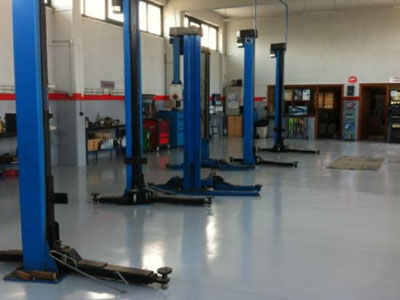 Μηχανικός αυτοκινήτων καταπλακώθηκε από όχημα που επισκεύαζε