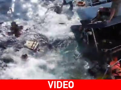 Σοκ: Πήδηξαν στη θάλασσα για να σωθούν