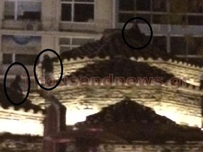 Ανέβηκαν στη σκεπή μνημείου για… κους-κους