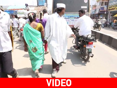 Εδώ και 25 έτη περπατάει… ανάποδα