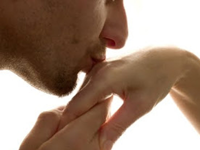 Άρπαξαν 6.000 ευρώ με ένα χειροφίλημα!