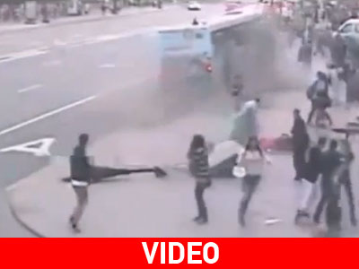 Λεωφορείο προσκρούει σε πεζοδρόμιο και ακολουθεί ξέφρενη πορεία