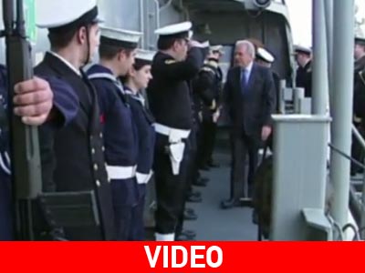 Ο Αβραμόπουλος σε φρεγάτα που συμμετέχει στην επιχείρηση «Atalanta»