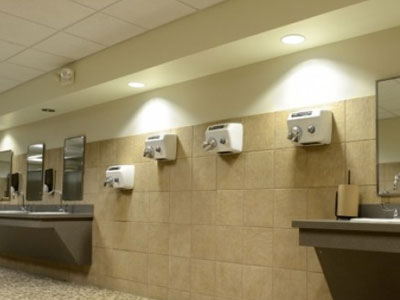 Έρευνα: Οι στεγνωτήρες χεριών «εξαπλώνουν» τα μικρόβια