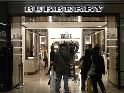 «Έκρηξη» πωλήσεων για τη Burberry