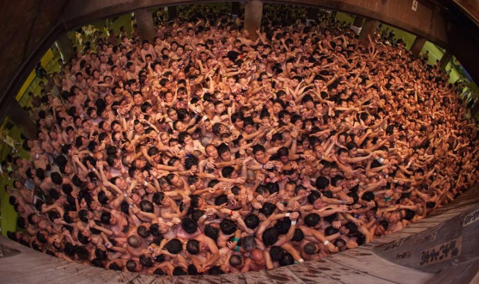 Στοιβαγμένοι σε έναν ναό