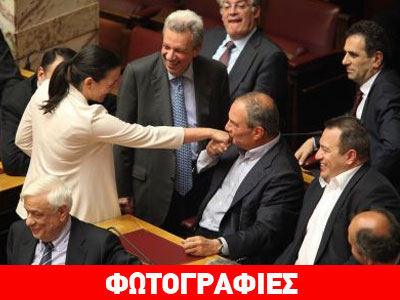 Το χειροφίλημα του πρώην πρωθυπουργού στην ωραία υπουργό