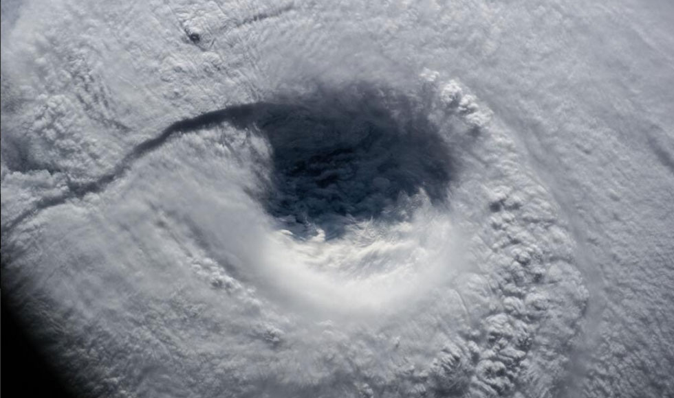 O τυφώνας από ψηλά