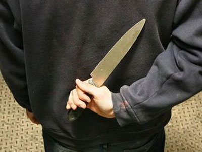 Μητέρα μαθήτριας μαχαίρωσε 34χρονη δασκάλα μέσα στην τάξη!