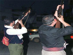 Φωτογραφία από τη στιγμή των πυροβολισμών κατά των γραφείων της ΝΔ. Οι δράστες συνελήφθησαν και ανακρίνονται.