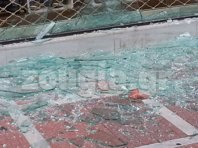 Σπασμένη τζαμαρία καταστήματος