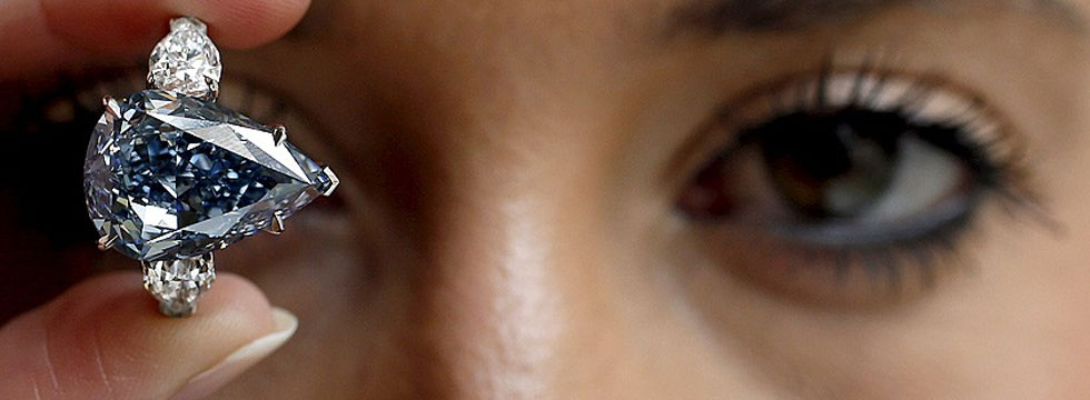 Ποζάροντας με το «μπλε διαμάντι»