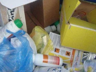 Ληγμένα φυτοφάρμακα πεταμένα σε ρέμα