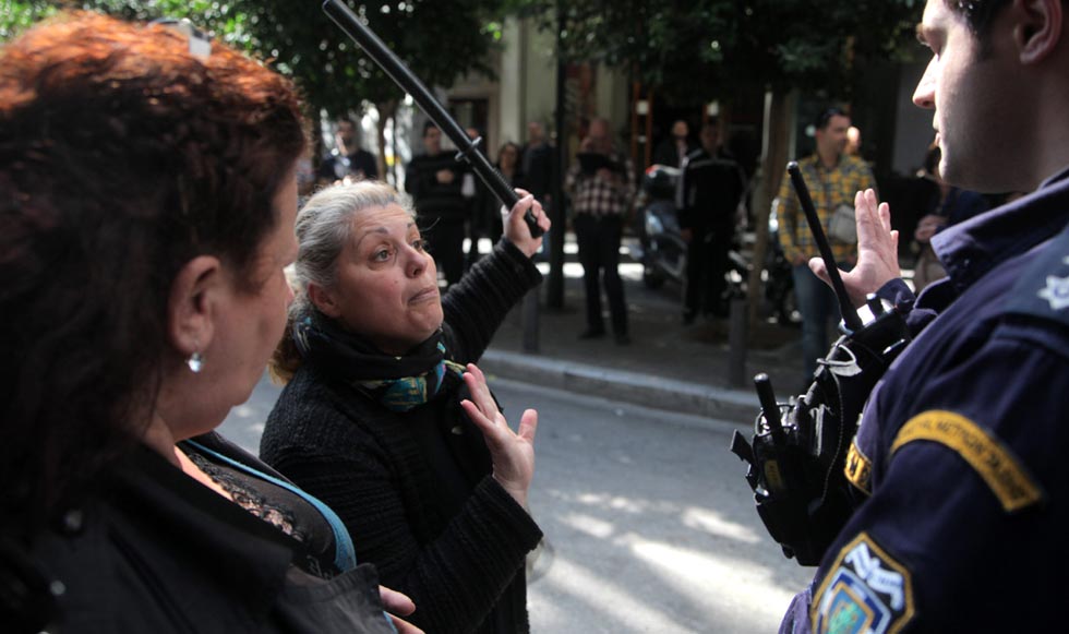 Στα “κάγκελα” οι απολυμένες καθαρίστριες