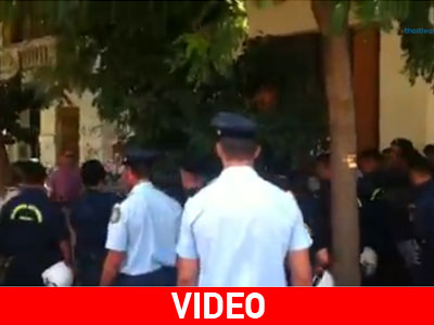 Μικροένταση ανάμεσα σε ομολογιούχους και ΜΑΤ έξω από το ΥΜΑΘ