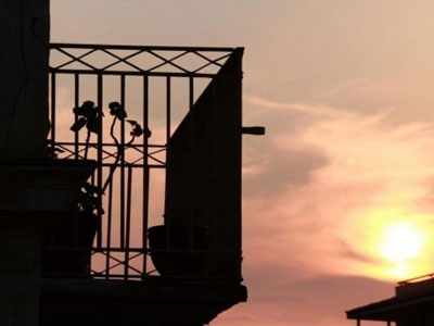 Σκοτώθηκε ηλικιωμένη που έπεσε από μπαλκόνι