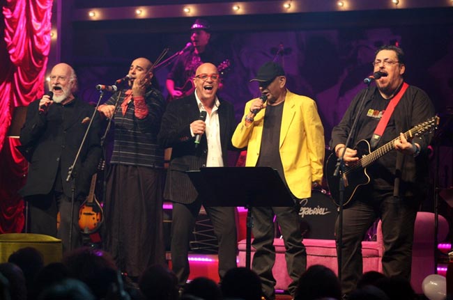 Διονύσης Σαββόπουλος, Γιάννης Ζουγανέλης, Σάκης Μπουλάς και Λαυρέντης Μαχαιρίτσας επί σκηνής