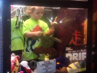 Τρίχρονος βρέθηκε μέσα σε παιγνιομηχανή με κούκλες!