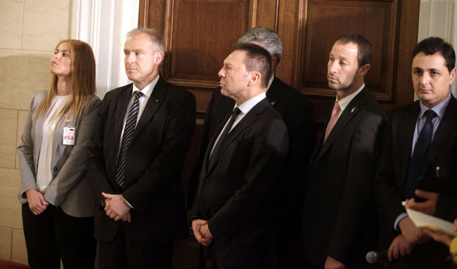 Προσήλωση και σοβαρότητα κατά τη διάρκεια της συνέντευξης Τύπου