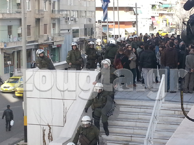 Συγκέντρωση έξω από το εφετείο όπου απολογείται ο Σακκάς