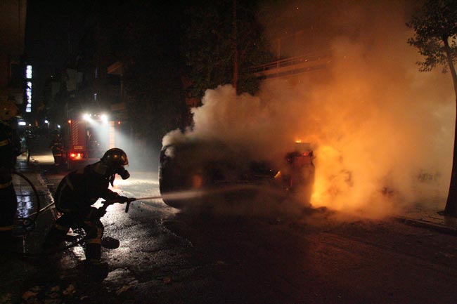 Κατάσβεση οχήματος στα Εξάρχεια