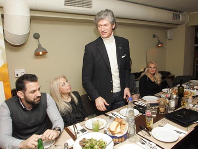 Tα… ουζάκια του υποψήφιου δημάρχου!