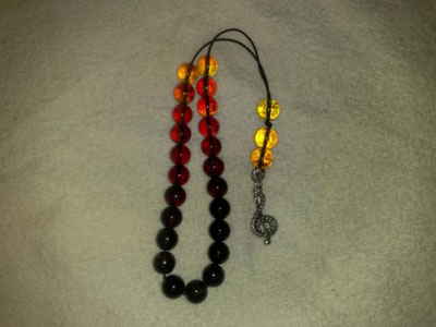 Αντί για κράνος είχε στο χέρι κομπολόι ο βουλευτής