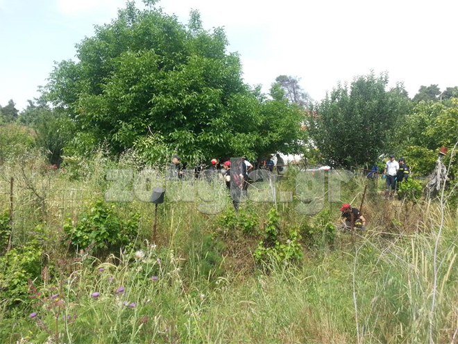 Άνδρες της ΕΜΑΚ στην προσπάθεια του απεγκλωβισμού