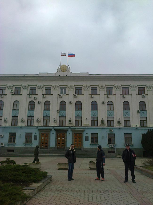 Η ρωσική σημαία κυματίζει σε ουκρανικό κυβερνητικό κτήριο-φωτό Lucia Goracci