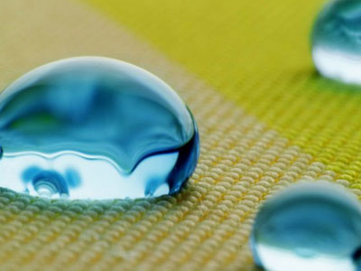 Εφευρέθηκε η πρώτη σούπερ παντοφοβική επιφάνεια που απωθεί όλα τα υγρά