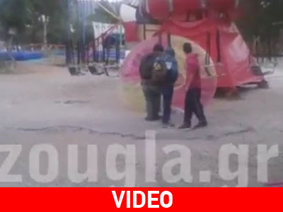 Ανήλικοι αφήνουν λουλούδια στο λούνα παρκ στο Ελληνικό Ανήλικοι αφήνουν λουλούδια στο λούνα παρκ στο Ελληνικό