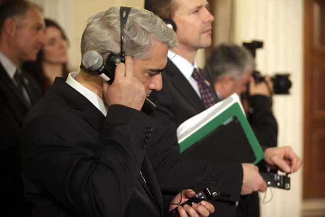 Ο κυβερνητικός εκπρόσωπος Σ. Κεδίκογλου ακούει με προσοχή τις κοινές δηλώσεις Σαμαρά-Μέρκελ