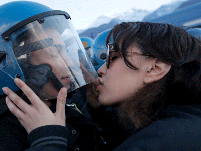 Στο εδώλιο γιατί φίλησε το κράνος αστυνομικού