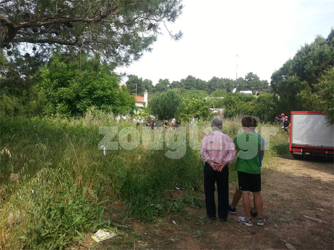 Άνδρες της ΕΜΑΚ στην προσπάθεια του απεγκλωβισμού