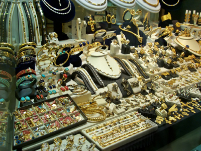 Έκλεψαν κοσμήματα προσποιούμενοι τους πελάτες