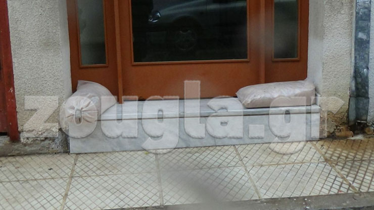 Επιστράτευσαν τσουβάλια με άμμο για να αποφύγουν τις πλημμύρες!